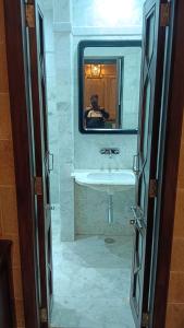 una persona que toma una foto de un baño con lavabo en Guulab Haveli - Opp Fort, en Jaisalmer 73 fotos más