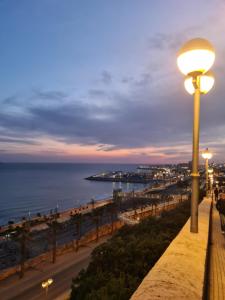 a street light next to a beach at night at Apartament Melpomeny in Tarragona