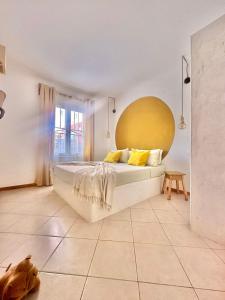 um quarto com uma cama grande e uma cabeceira amarela em Boutique Apartments Ibiscus em Santa Maria
