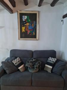 a blue couch in a living room with a painting at Apartament Picasso in Tarragona