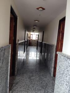 un pasillo de un edificio con un pasillo largo en Hotel CM Palace - Pure Vegetarian 