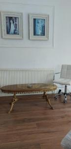 倫敦的住宿－cally，客厅配有长凳和椅子