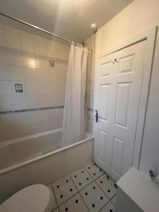 A bathroom at Spacious House in Hertfordshire