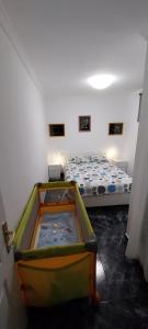Habitación pequeña con 1 cama y 1 cama en Sun and Sea House 3 Rooms & Wifi, en Arinaga