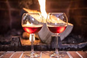 dos copas de vino sentadas sobre una mesa en Tasia Mountain Hotel en Chania