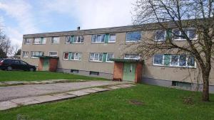 un bâtiment avec une voiture garée devant lui dans l'établissement Särevere apartment, à Särevere Asundus