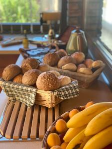 zwei Körbe Brot und Obst auf dem Tisch in der Unterkunft Bocor Fogadó in Kisharsány