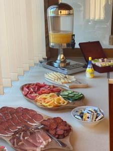 una tavola con piatti di alimenti e un trasformatore alimentare di Bocor Fogadó a Kisharsány