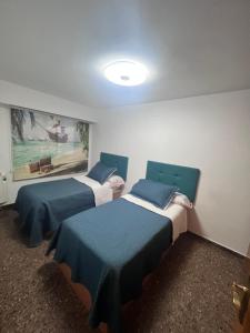 2 Betten in einem Zimmer mit Wandgemälde in der Unterkunft Vacaciones Premium in Burriana