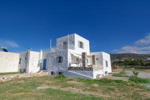 uma casa branca no topo de uma colina em Empiria House - Agia Irini - Paros em Agia Irini Paros