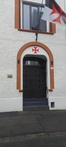 eine Tür zu einem Gebäude mit einem roten Stern darüber. in der Unterkunft Templerhaus Boppard in Boppard