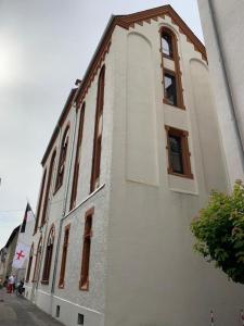 a white building with windows on the side of it at Templerhaus Boppard in Boppard