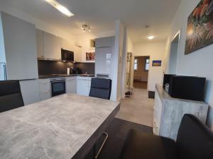 een keuken met een tafel en stoelen in een kamer bij Villa Parkblick, Whg. 17 in Kühlungsborn