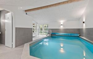 einen Pool in einem Haus mit Bad in der Unterkunft Nice Home In Vejers Strand With Sauna in Vejers Strand