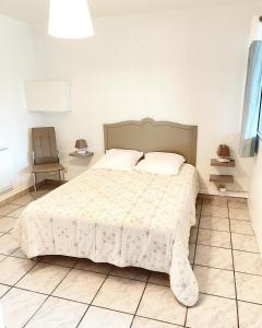 ein Schlafzimmer mit einem großen Bett in einem Zimmer in der Unterkunft Le cocon in Eugénie-les-Bains