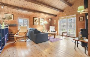 uma sala de estar com um sofá e uma mesa em Cozy Home In Slagelse With Wifi em Slagelse