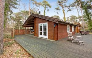 una piccola cabina con terrazza, tavolo e sedie di Cozy Home In Slagelse With Wifi a Slagelse