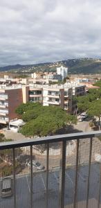 uma vista da cidade a partir da varanda de um edifício em Platja d'Aro 1 BR apartment em Platja d'Aro