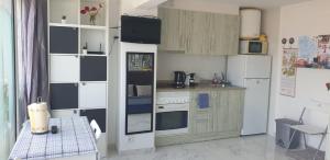 uma pequena cozinha com armários brancos e uma mesa em Platja d'Aro 1 BR apartment em Platja d'Aro