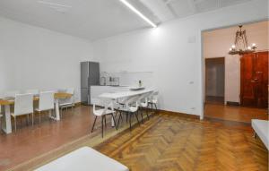 kuchnia i jadalnia ze stołem i krzesłami w obiekcie Stunning Apartment In Genova With Wifi w Genui