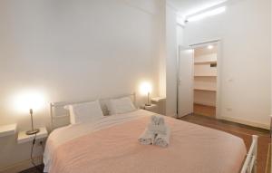 sypialnia z łóżkiem i ręcznikami w obiekcie Stunning Apartment In Genova With Wifi w Genui