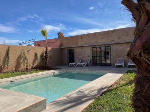 ein Pool vor einem Haus in der Unterkunft Villa exclusive piscine privée proche centre in Marrakesch