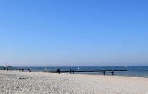 un gruppo di persone che camminano sulla spiaggia di Beach Front Home In Rewal With Wifi a Rewal