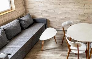 un soggiorno con un divano e un tavolo di Beach Front Home In Rewal With Wifi a Rewal