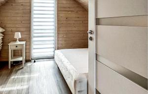 una camera da letto con un letto bianco e una finestra di Beach Front Home In Rewal With Wifi a Rewal