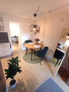 ein Zimmer mit einem Tisch und Stühlen in einem Zimmer in der Unterkunft Elegant Apartment In Central Aalborg in Aalborg
