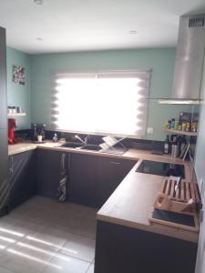 Kuchyňa alebo kuchynka v ubytovaní Maison BELIZO, familiale ,calme et reposante.