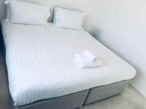 uma cama branca com um objecto branco em cima em Jessjoe em Bournemouth