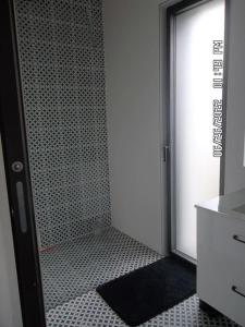 Vonios kambarys apgyvendinimo įstaigoje Maison moderne pour 4- 5 personnes