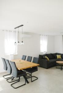 ein Esszimmer mit einem Tisch und einem Sofa in der Unterkunft Apartment Castellano in Kaštela