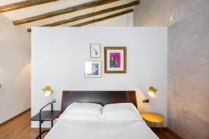 - une chambre avec un grand lit et 2 tables dans l'établissement Hostal Pichorradicas, à Tudela