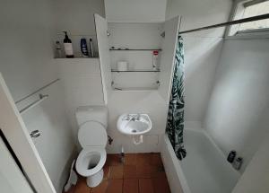 Ванная комната в Cozy bedroom in terrace house