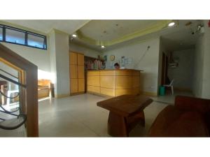 een woonkamer met een tafel en een aanrecht bij OYO 1066 Dorotello Apartelle in Manilla