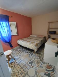 a small bedroom with a bed and a floor at Casa Mamre in Maspalomas