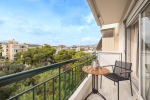 d'un balcon avec une table et des chaises et une vue. dans l'établissement Varkiza Riviera, à Varkiza