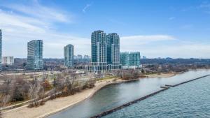 uitzicht op een stad met een rivier en hoge gebouwen bij Spadina Modern suites in Toronto