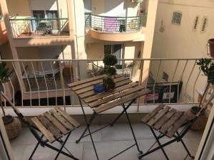 balcone con tavolo e 2 sedie di Central Luxury Apartment in Thessaloniki a Salonicco