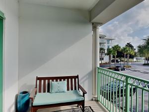 una silla en el balcón con vistas a la calle en Inn at Seacrest #206, en Rosemary Beach