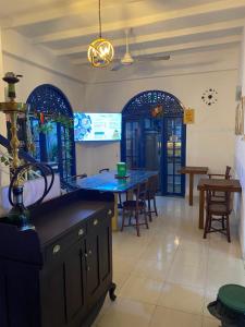 cocina con mesa, sillas y puertas azules en Seconds Colombo, en Colombo