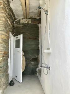 Cette petite chambre dispose d'une porte dans une grotte. dans l'établissement La maison du Pêcheur, à Kourélion