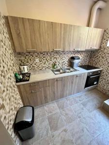 uma cozinha com um lavatório e uma bancada em Μοντέρνο σπίτι κοντά στον κέντρο της Πόλης! em Mitilene
