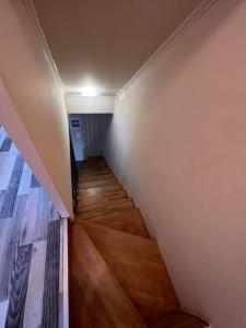 uma escada num quarto com piso em madeira em Μοντέρνο σπίτι κοντά στον κέντρο της Πόλης! em Mitilene