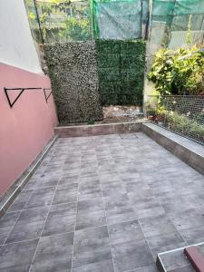 an empty patio with plants and a wall at Μοντέρνο σπίτι κοντά στον κέντρο της Πόλης! in Mytilene