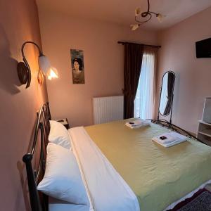 um quarto com uma cama com duas toalhas em Guesthouse Kastania Korakis em Kastanéa