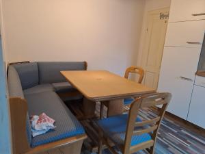 uma cozinha com uma mesa e um sofá e uma mesa e cadeiras em TheGarden Bed&Bike em Gmunden