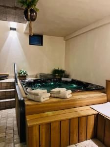 d'un bain à remous avec des serviettes. dans l'établissement Suite & SPA à La Ferme 1802, à Sainghin-en-Mélantois